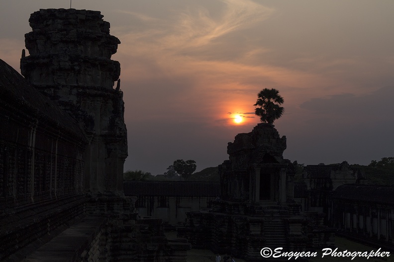 Sunset at Angkor Wat (4992).jpg